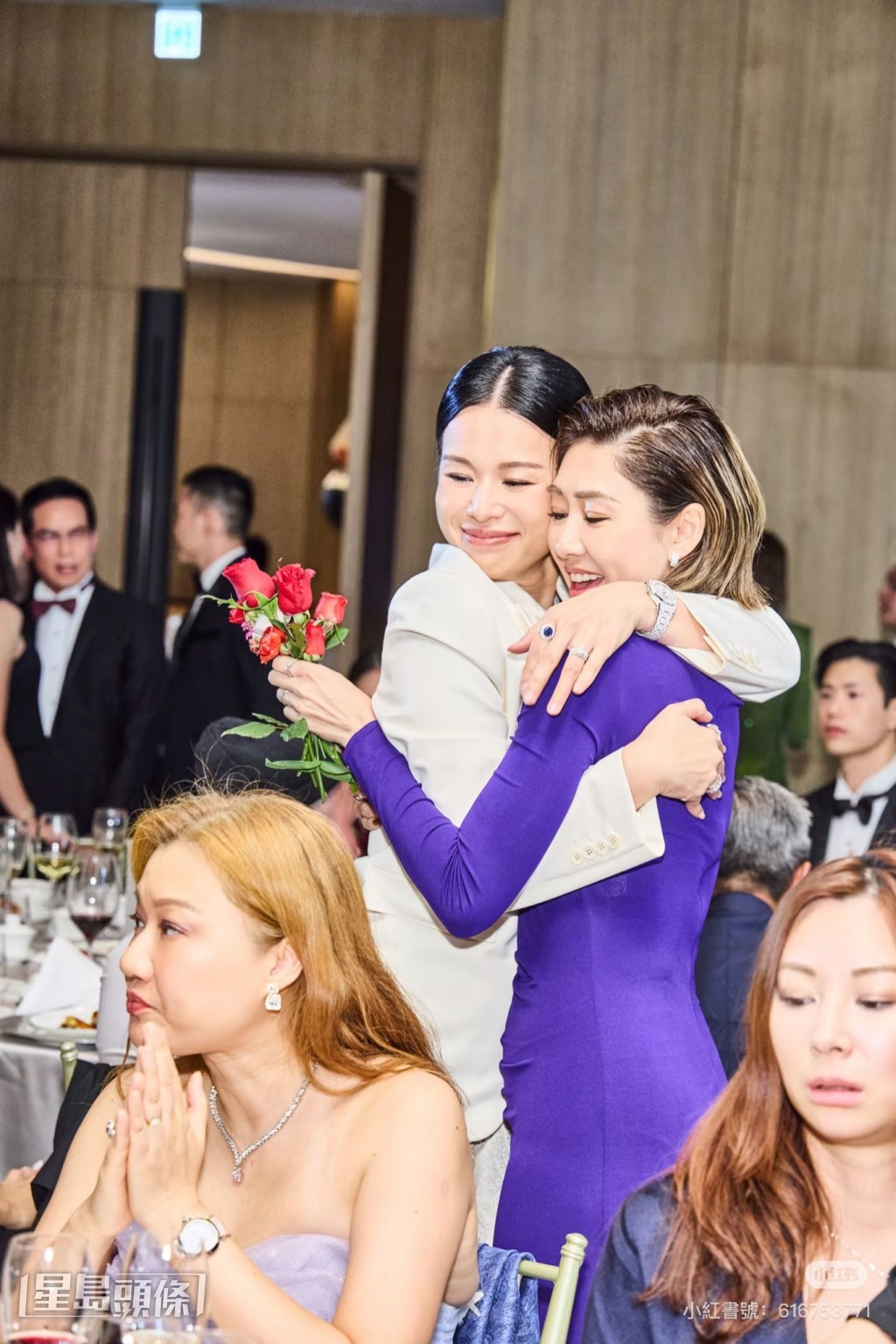 杏兒不時與胡定欣及黃智雯攬實合照,盡顯姊妹情。 杏兒不時與胡定欣及黃智雯攬實合照,盡顯姊妹情。