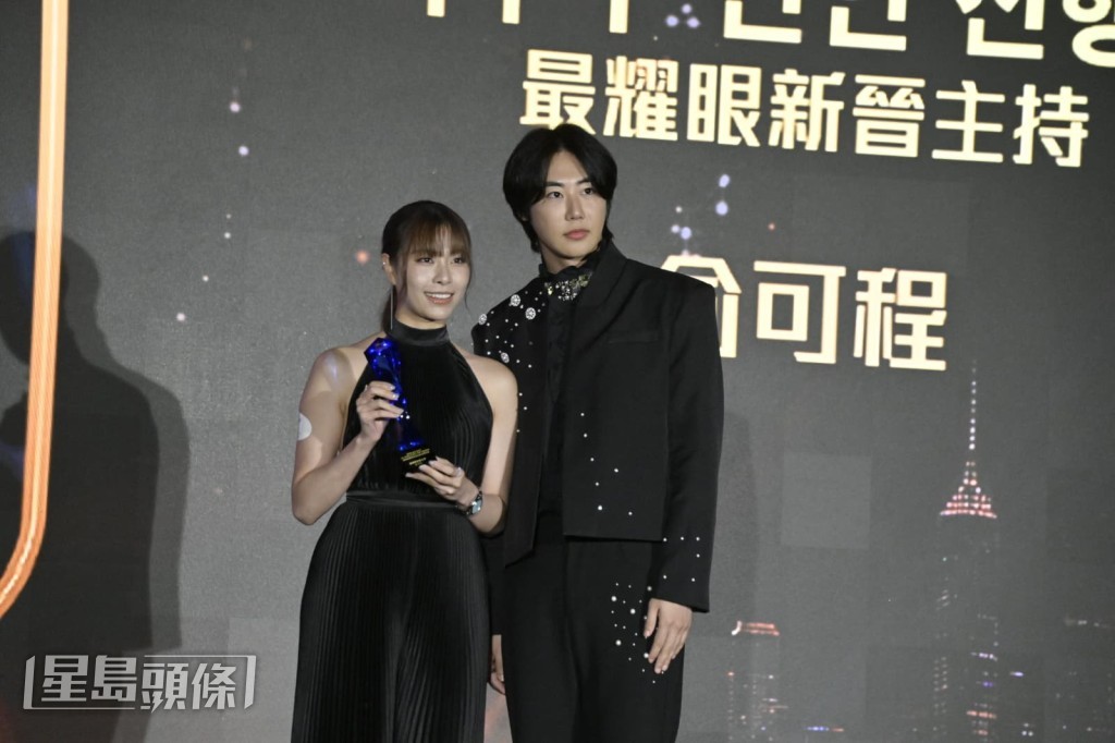俞可程從韓國YS GROUP創辦人Yong Heo手上領得獎項。 俞可程從韓國YS GROUP創辦人Yong Heo手上領得獎項。
