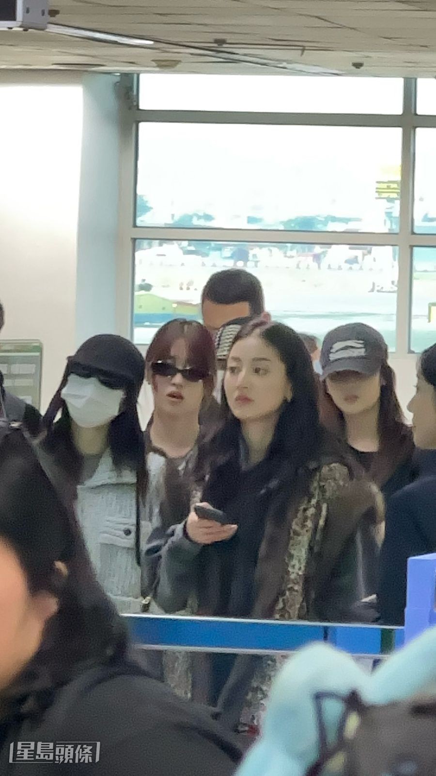 娜璉（戴口罩者）與志效。