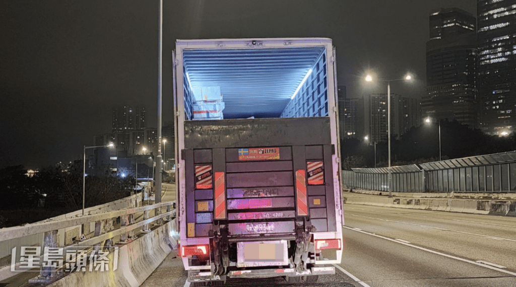 當的士駛至北角消防局對開位置時，一輛行駛於三線的重型貨車懷疑突然向左切入二線，右側車身猛烈撞擊的士。黎志偉攝