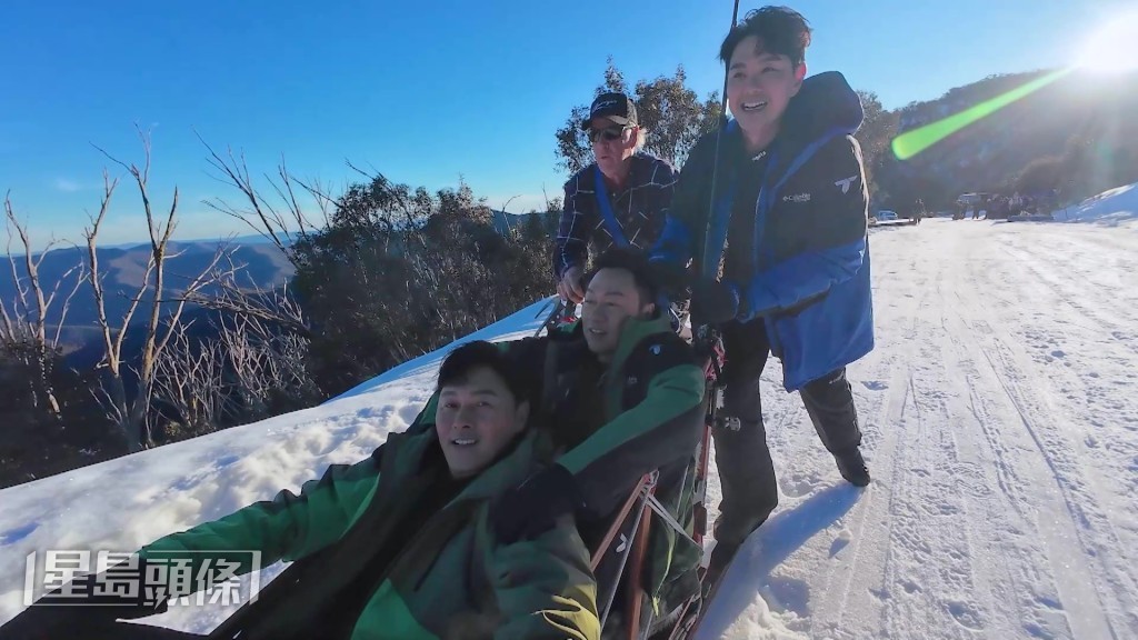 黎耀祥、曹永廉坐在雪橇上,萧正楠则站在雪橇尾控制左右。 黎耀祥、曹永廉坐在雪橇上,萧正楠则站在雪橇尾控制左右。