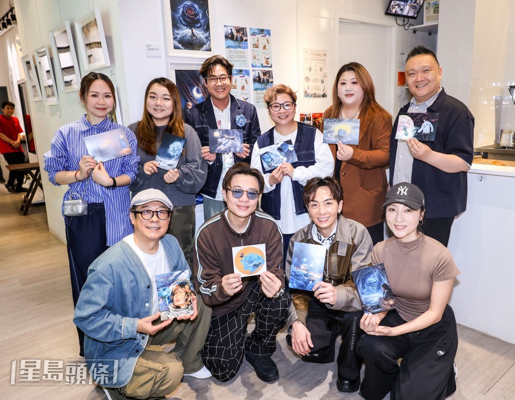 《中年好聲音》一班好友力撐畫展。 《中年好聲音》一班好友力撐畫展。