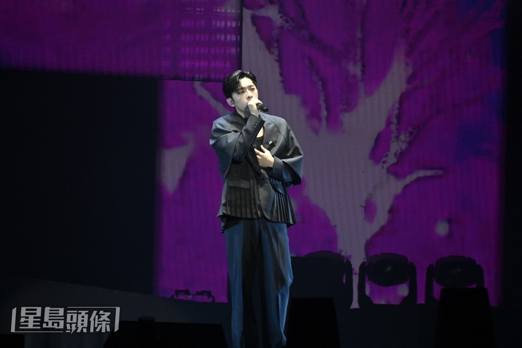 Edan深情獻唱。 Edan深情獻唱。