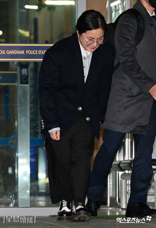 朴娜萊向傳媒和民眾鞠躬道歉，對造成大家擔憂感抱歉。