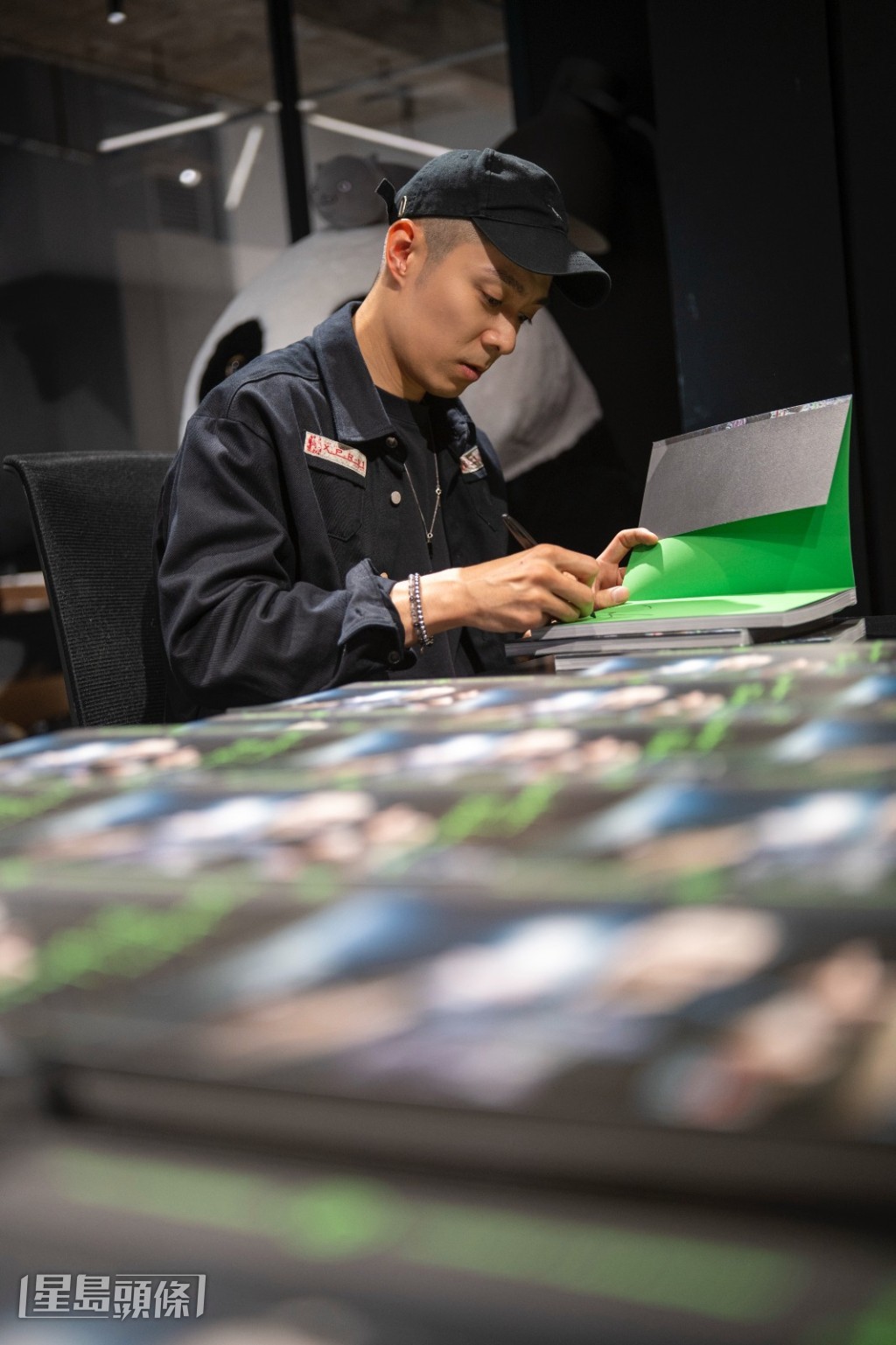 除了寫字外,柏豪更親手為Memo噴上帶有他最喜歡的爽身粉味香水。 除了寫字外,柏豪更親手為Memo噴上帶有他最喜歡的爽身粉味香水。