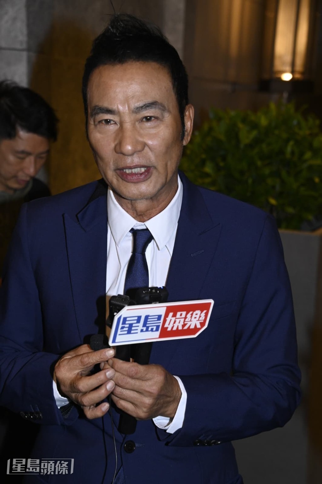 問他送甚麼禮物給楊生?他笑說:「楊生甚麼都有。」 問他送甚麼禮物給楊生?他笑說:「楊生甚麼都有。」