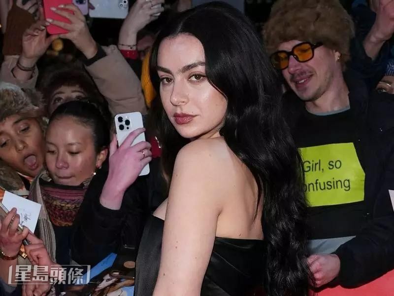 Charli XCX主演的偽紀錄片《The Moment》昨在柏林作國際首映。