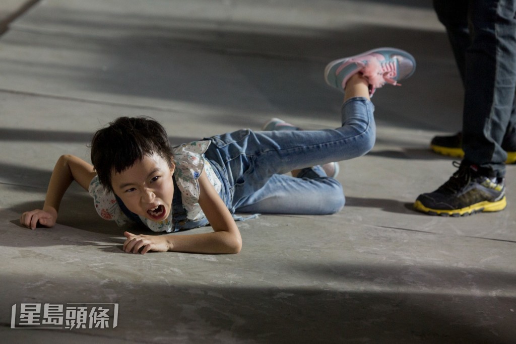 在戲中飾演Ronald女兒的傅舜盈,曾在電影《五個小孩的校長》中,飾演嘉嘉一角。 在戲中飾演Ronald女兒的傅舜盈,曾在電影《五個小孩的校長》中,飾演嘉嘉一角。