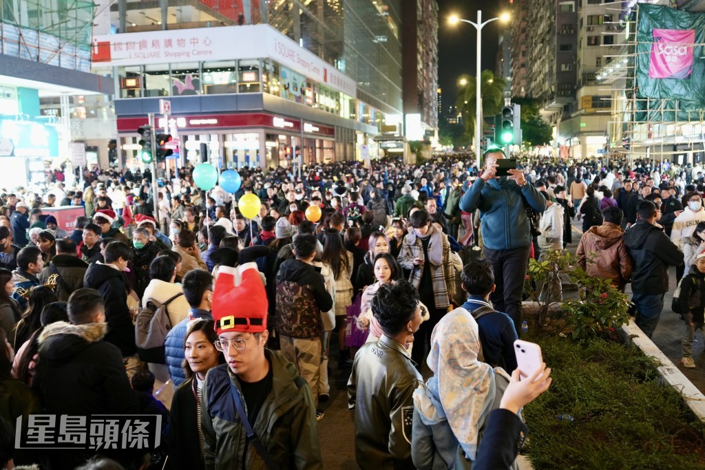 尖沙咀人头涌涌，有市民拍下难得场面。