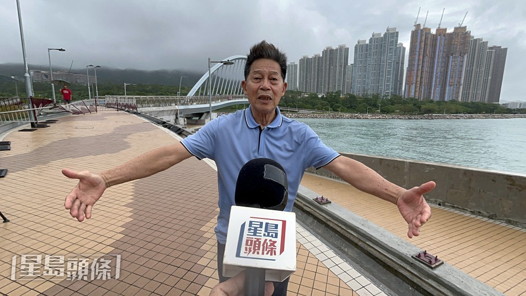 市民張先生表示，岸邊巨石也被沖上岸，那些巨石合十人之力也無法抬起。
