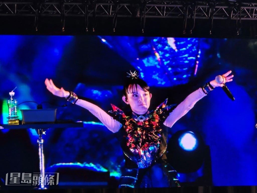 主音SU-METAL及兩位成員MOAMETAL和MOMOMETAL從一開場便跳到尾。