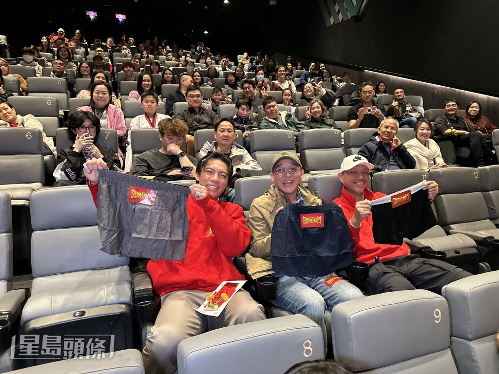 張文傑、喬靖夫等到九龍區各大戲院謝票。