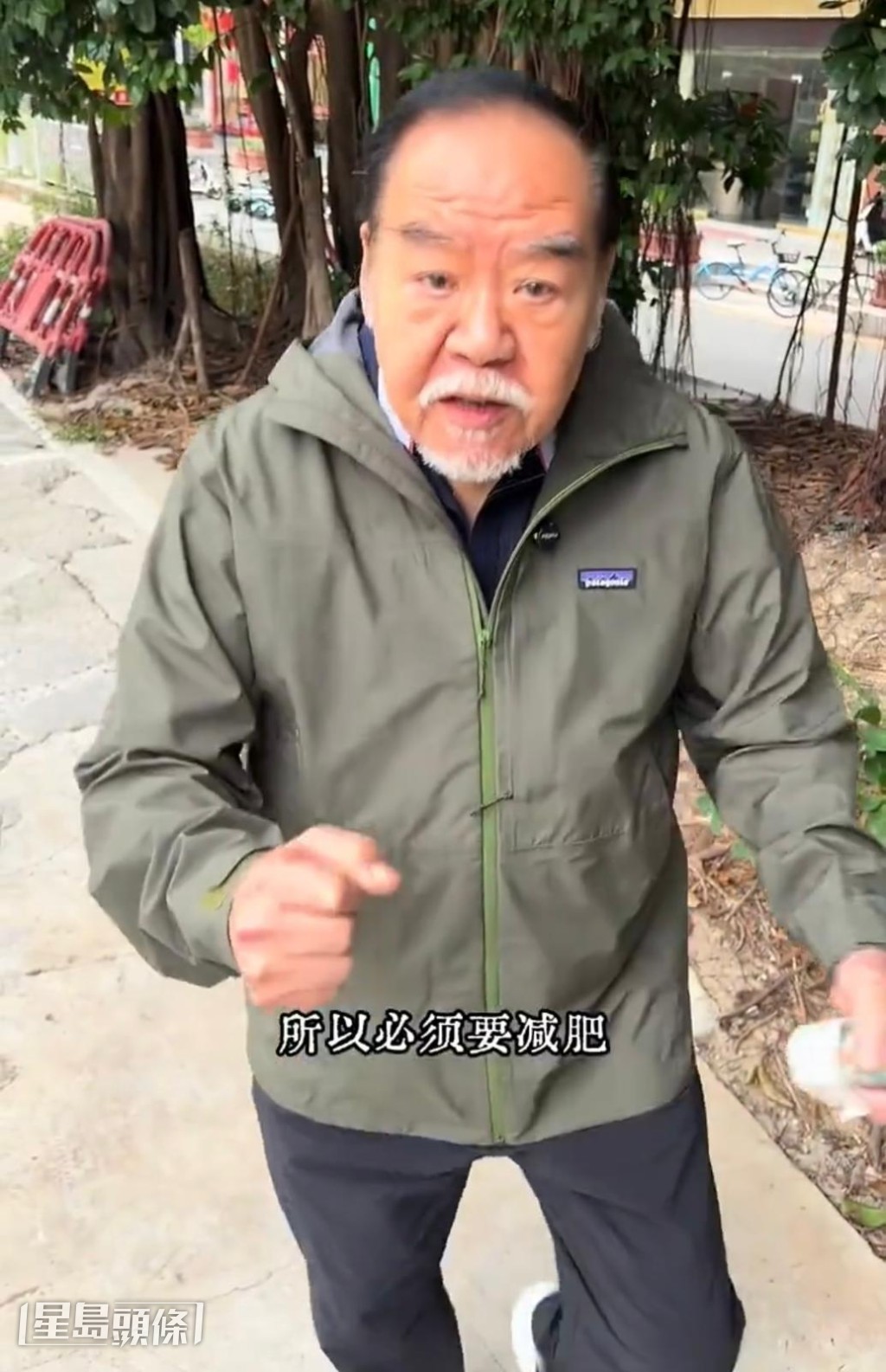 片中可見鄭則仕在戶外一邊走一邊拍攝視頻，還扮作跑跑跳跳，相當醒神。