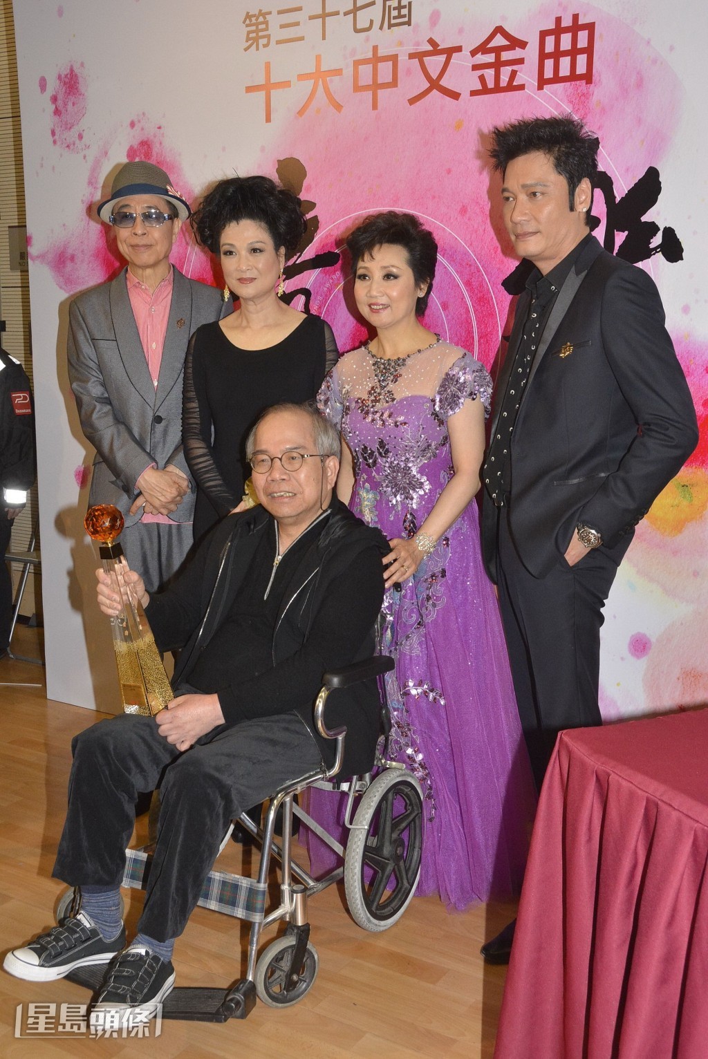 港台《十大中文金曲頒獎禮》上，張德蘭、葉振棠、薰妮、羅嘉良向「金針獎」得主盧國沾致敬。