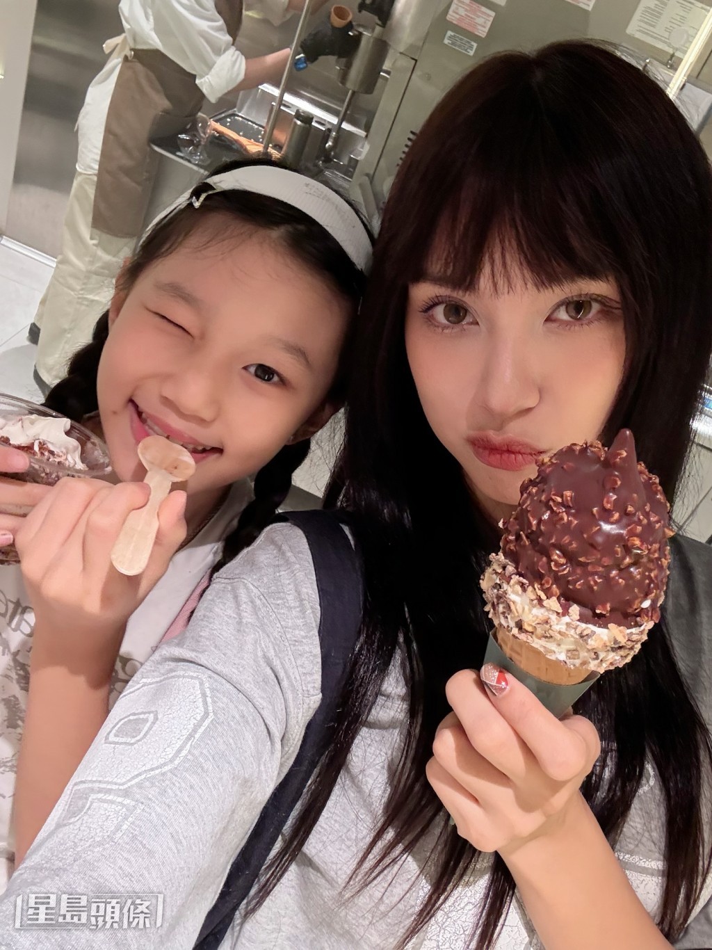 王丹妮覺得除咗係家長,跟女兒亦係好朋友。 王丹妮覺得除咗係家長,跟女兒亦係好朋友。