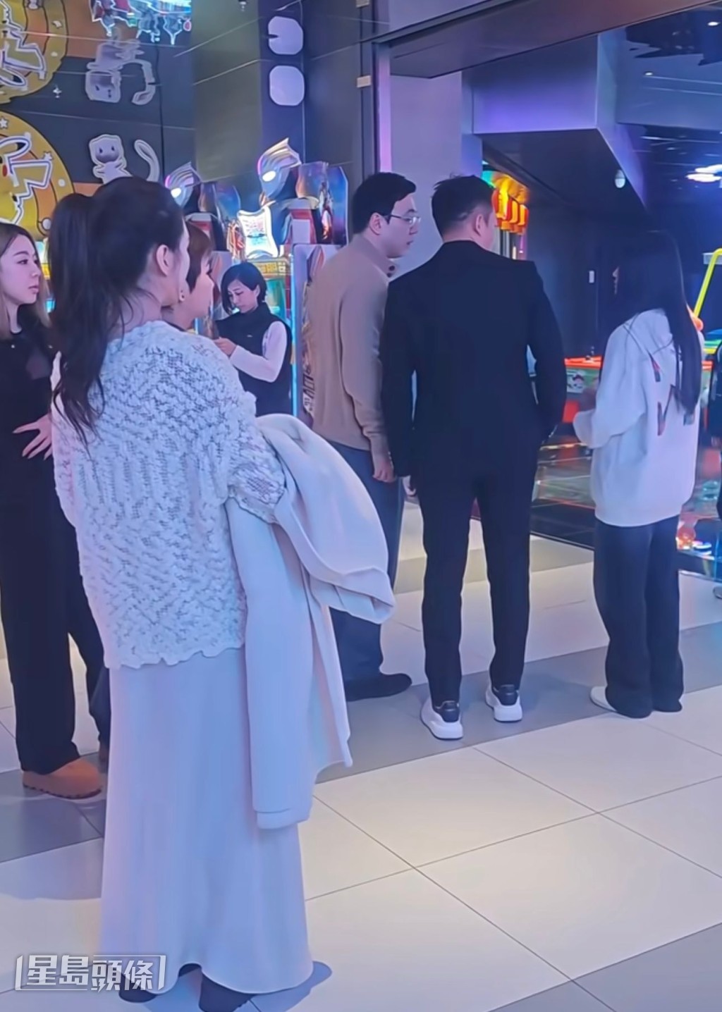 12岁玥儿留着一头乌黑亮丽的长直发，身穿白色卫衣和牛仔裤。