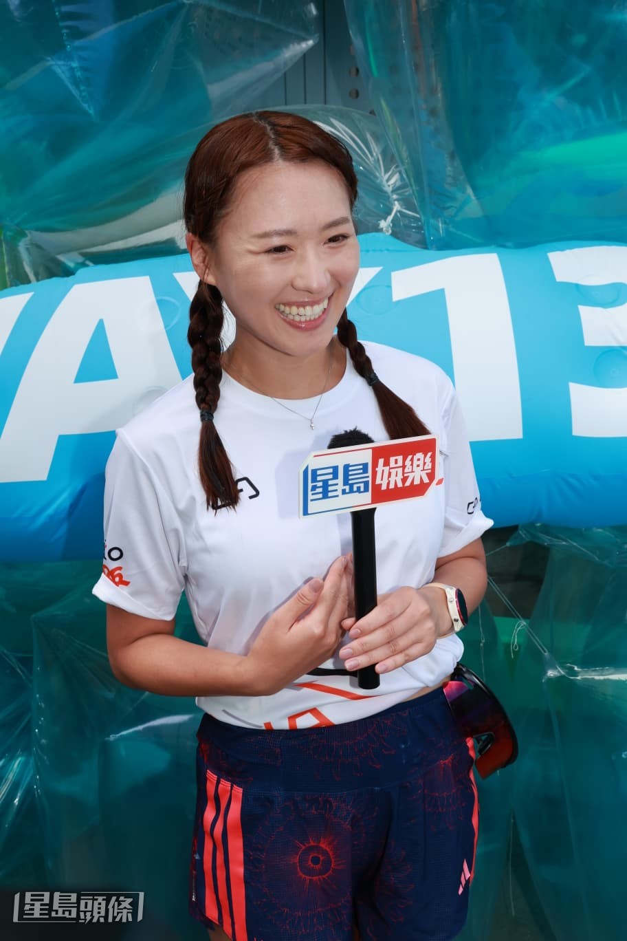 浜口愛子笑指老公都幾大頭蝦。 浜口愛子笑指老公都幾大頭蝦。