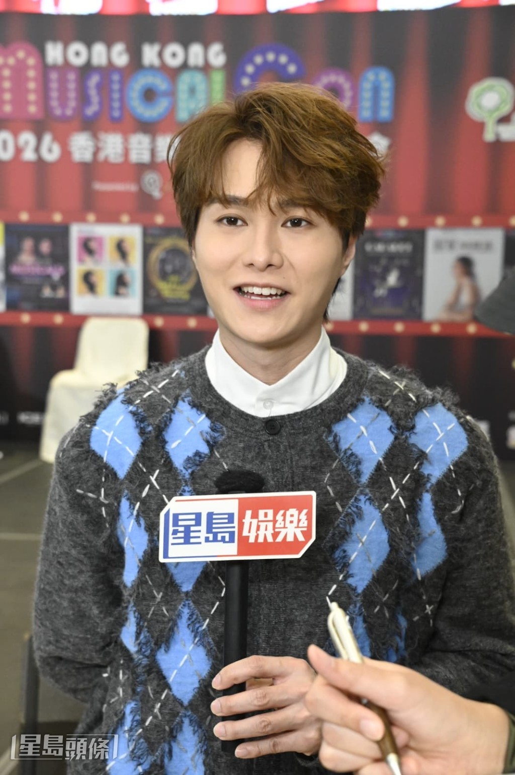 胡鴻鈞指最近忙於音樂劇,最困難是重新演繹潘迪華的作品。 胡鴻鈞指最近忙於音樂劇,最困難是重新演繹潘迪華的作品。