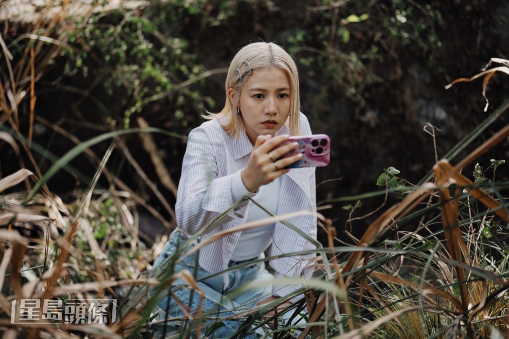 杨偲泳在《UFO离奇命案》中演网络红人，形象突出。