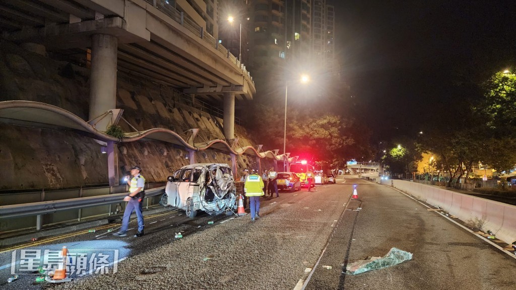 車上貨物如廁紙和啤酒等散落一地。黎志偉攝