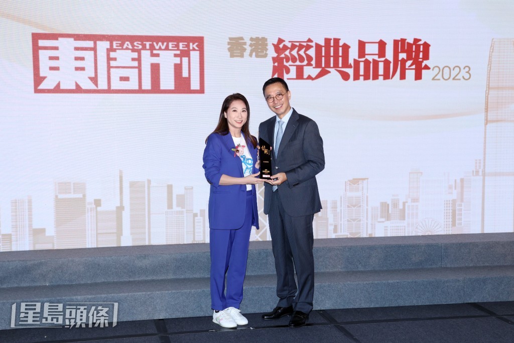 有線新聞獲頒「經典品牌」大獎，總經理關慧玲（左）代表有線新聞上台領獎。