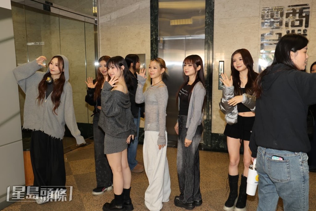 她們抵達時向粉絲揮手打招呼。