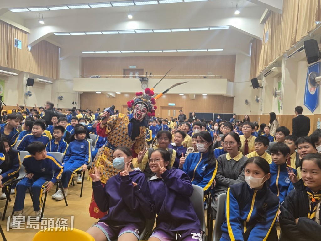 一眾演員在學校禮堂和學生打成一片。