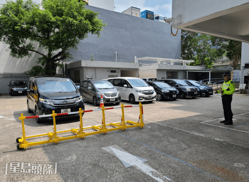 可攜式遙控移動阻車器有效阻截車輛。葉競科攝