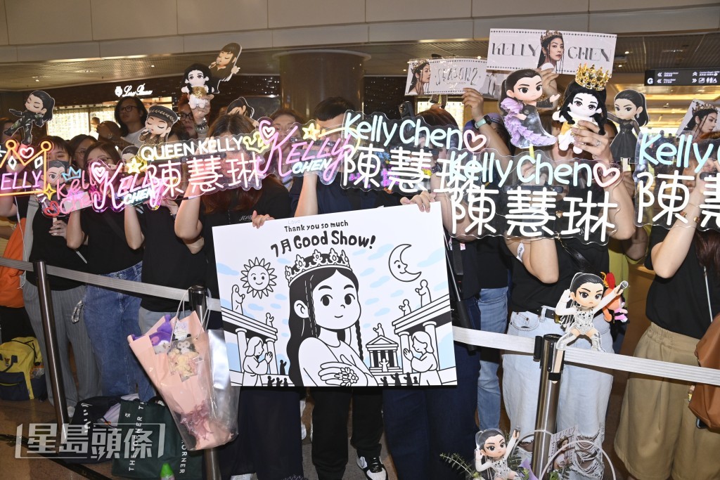 Fans更送上精心準備的禮物，特別是一幅粉絲親手畫。
