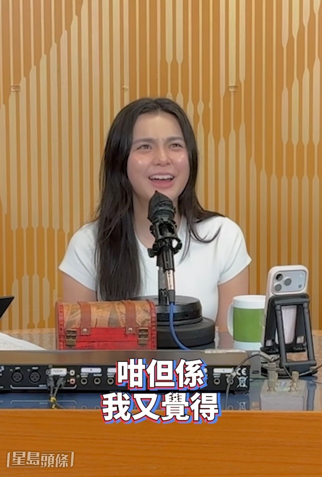 坦言面對兩地分隔的困擾。 坦言面對兩地分隔的困擾。