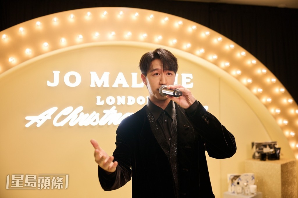 馮允謙指聞自己喜歡的香水,寫歌時可以激發靈感。 馮允謙指聞自己喜歡的香水,寫歌時可以激發靈感。