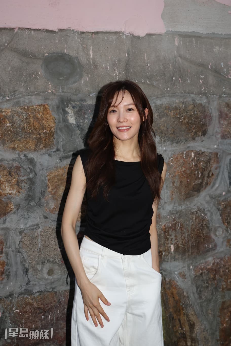 李佳芯笑他是綠茶婊，因他聲稱是自黑的圖一點也不黑。