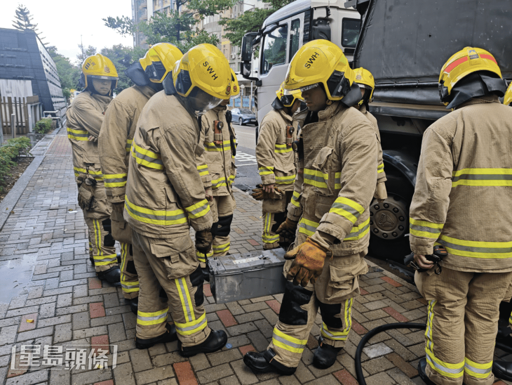 經調查,懷疑泥頭車電池短路引發火警,事件並無可疑。黎志偉攝 經調查,懷疑泥頭車電池短路引發火警,事件並無可疑。黎志偉攝