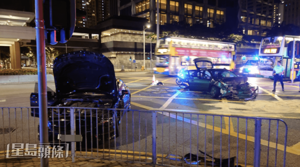 車禍後,葛所乘坐的平治房車停在路邊圍欄前,僅左邊車頭有輕微損毀,而另一輛涉事私家車則橫亙路中間在黃格禁區內,車頭損毀嚴重,機件散落一地。蔡楚輝攝 車禍後,葛所乘坐的平治房車停在路邊圍欄前,僅左邊車頭有輕微損毀,而另一輛涉事私家車則橫亙路中間在黃格禁區內,車頭損毀嚴重,機件散落一地。蔡楚輝攝