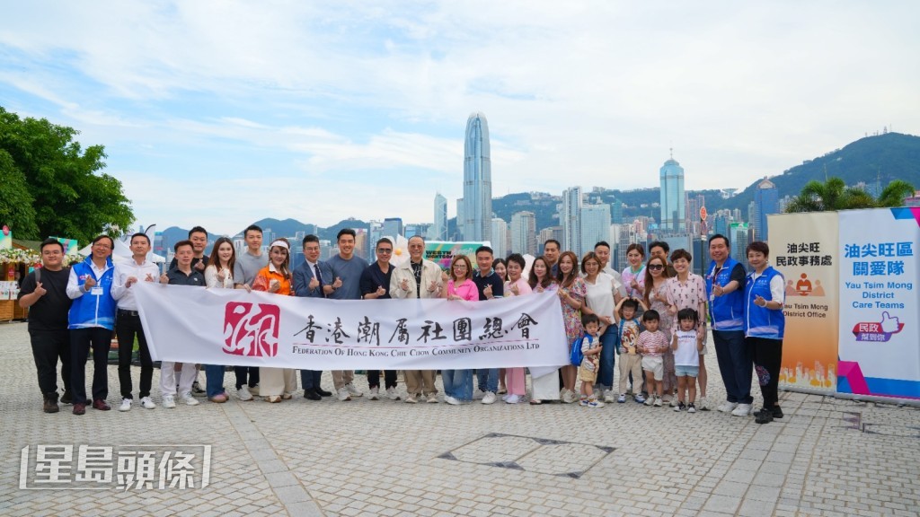 香港潮屬社團總會多位首長親臨現場擔任義工派花。 香港潮屬社團總會多位首長親臨現場擔任義工派花。