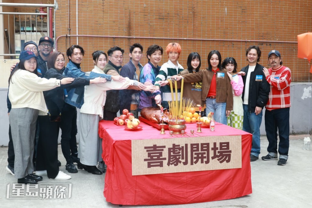 何啟華（Dee）與MORROR成員Lokman（楊樂文）、王智德（Alton）、陳漢娜、許月湘及何洛瑤等今日（12日）出席新劇《喜劇開場》（暫名）開鏡拜神。