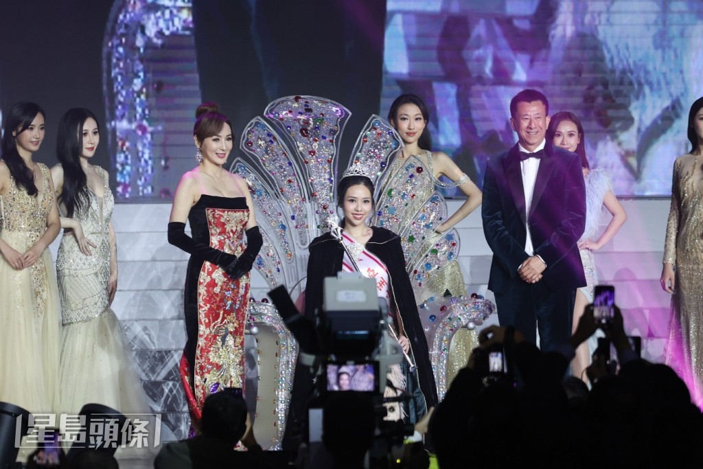 陈美涛指终于获奖不枉参加,笑言是公司不想再见到她才让她得冠军。 陈美涛指终于获奖不枉参加,笑言是公司不想再见到她才让她得冠军。
