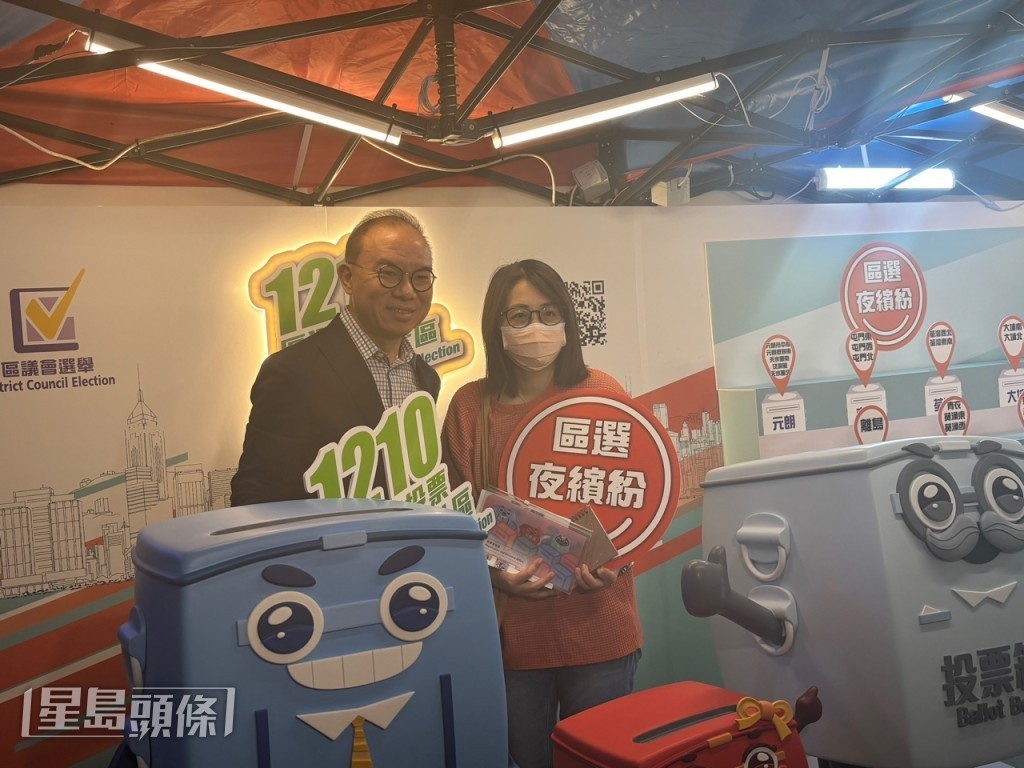 曾国衞与市民合影留念。郭颖彤摄