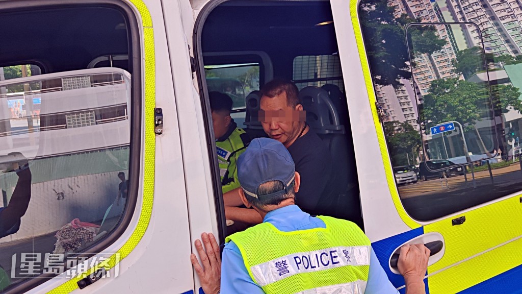 肇事司機在場助查。蔡楚輝攝