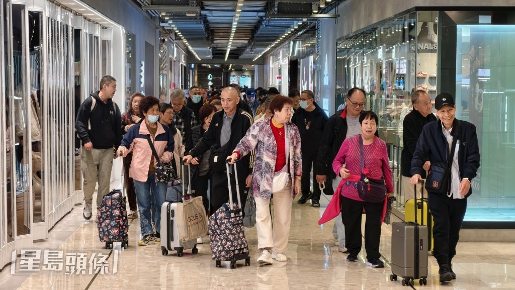 周五晚上9時許，旅客陸續散去。