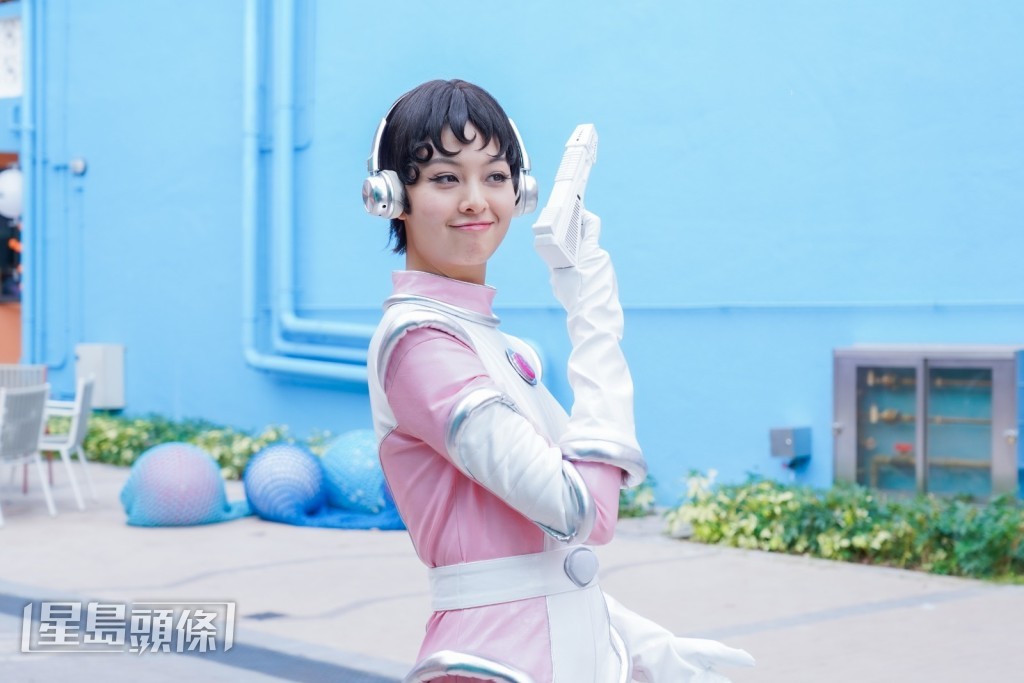 她好滿意自己的造型。 她好滿意自己的造型。