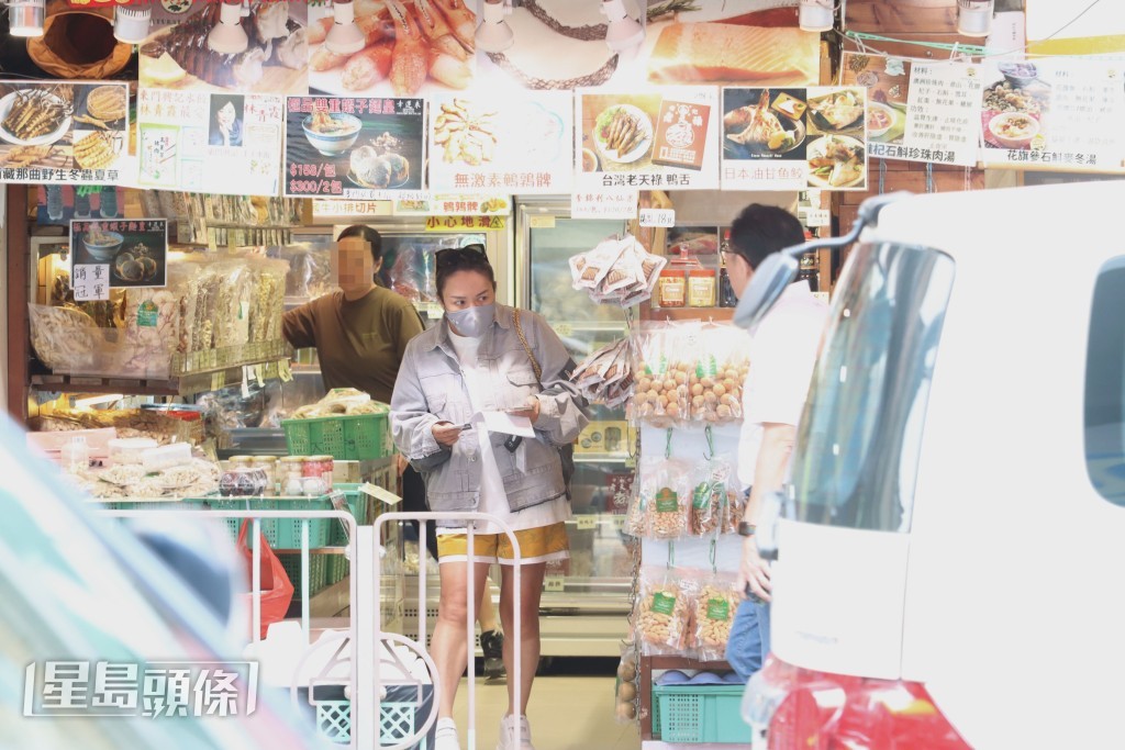 黎瑞恩在一間專賣南洋食材的商店,精挑細選心儀食品 黎瑞恩在一間專賣南洋食材的商店,精挑細選心儀食品