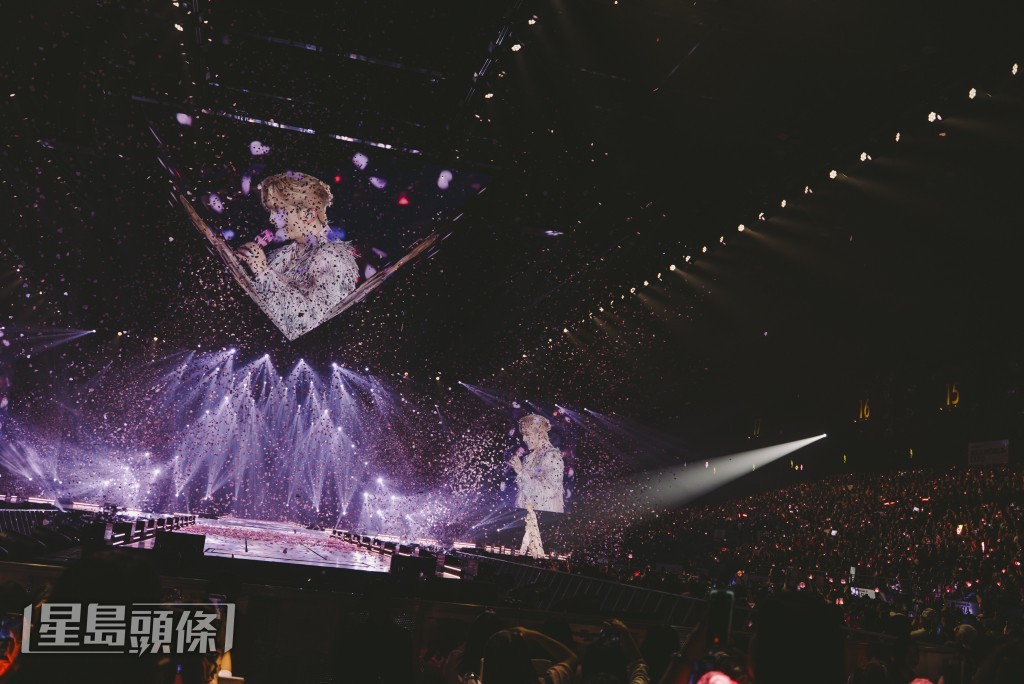 中央更懸掛著巨型倒轉金字塔。