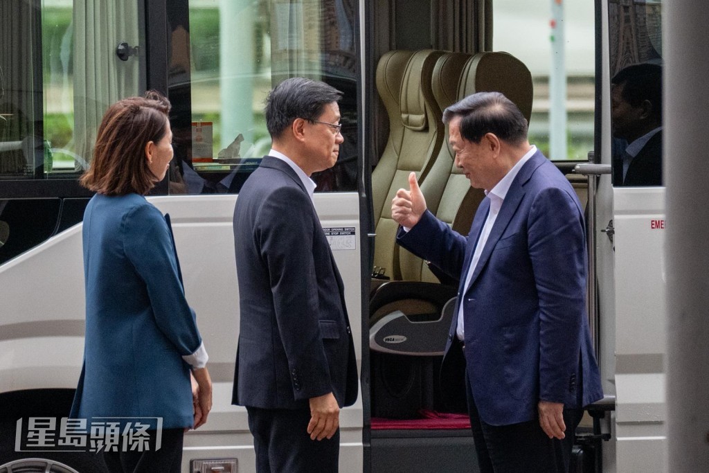夏寶龍向李家超豎起手指公點讚。 夏寶龍向李家超豎起手指公點讚。
