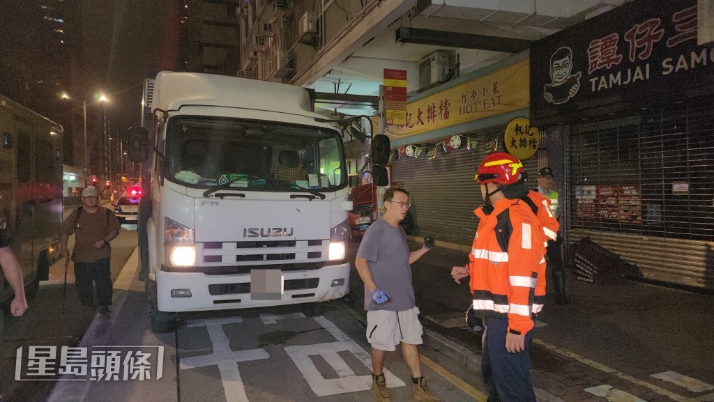 救護員接報到場將傷者送院。 救護員接報到場將傷者送院。