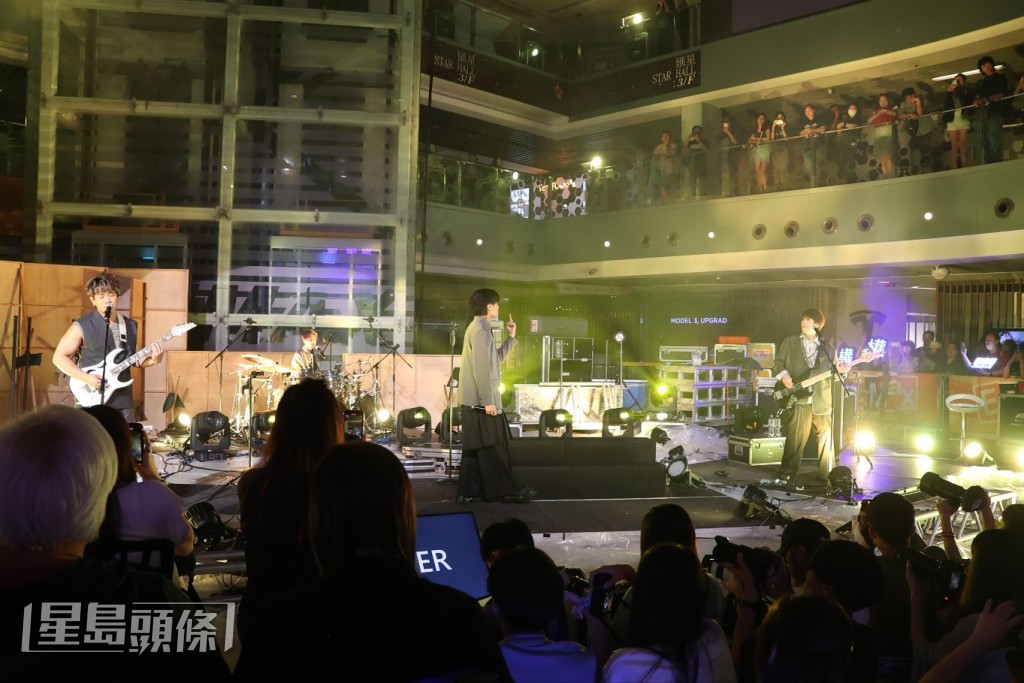 音樂會吸引逾百人到場欣賞，除了場內坐滿粉絲，場外及樓上兩層也企滿人。
