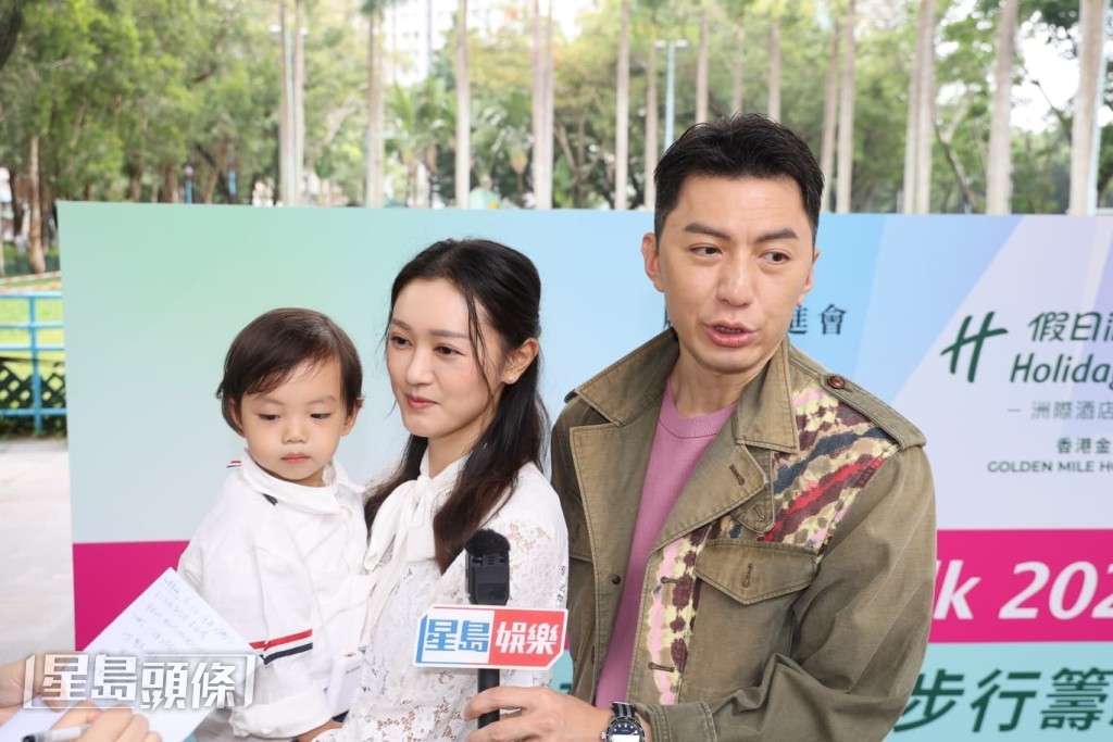  早前袁偉豪因貼劇照引來風波，他指之前在馬來西亞工作了5個月，自己一直也有在社交網貼劇照。