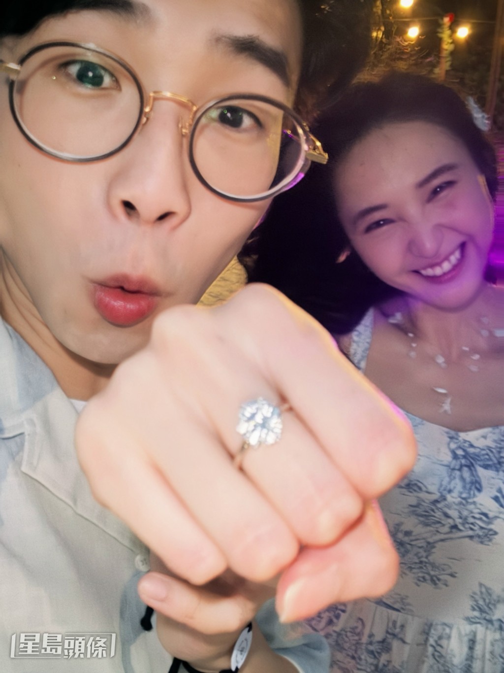 二人大晒閃爆求婚戒指。 二人大晒閃爆求婚戒指。