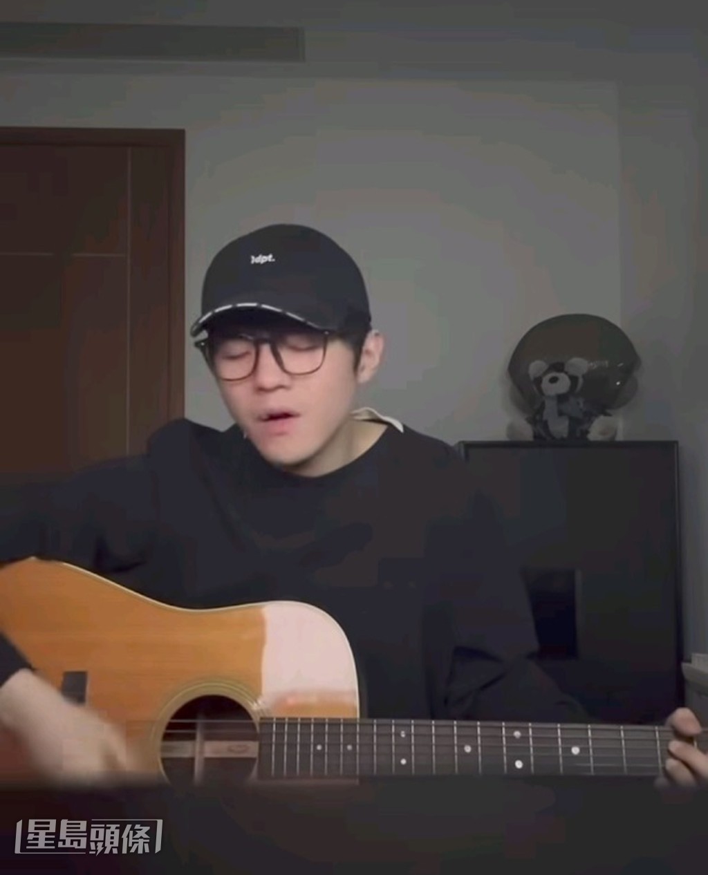 Ian喜歡有故事的藝術品,其實他創作的歌曲亦是有故事的藝術作品。 Ian喜歡有故事的藝術品,其實他創作的歌曲亦是有故事的藝術作品。