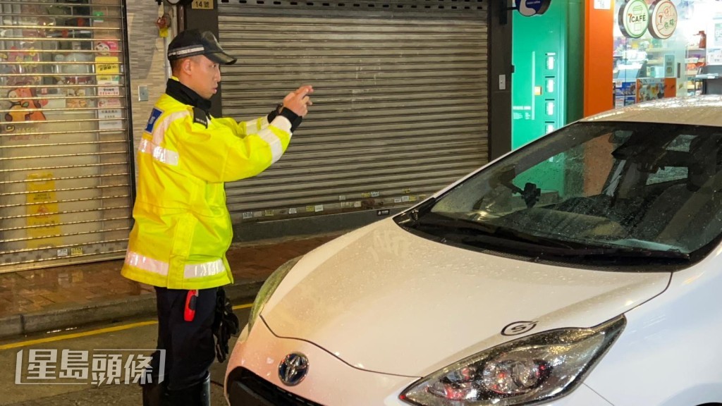車輛駛至銅鑼灣勿地臣街近耀華街交界時,因行車軌跡左搖右擺、形跡可疑,被現場巡邏的警員截停。蔡楚輝攝 車輛駛至銅鑼灣勿地臣街近耀華街交界時,因行車軌跡左搖右擺、形跡可疑,被現場巡邏的警員截停。蔡楚輝攝
